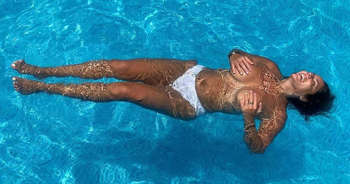 topless em piscina publica na Alemanha